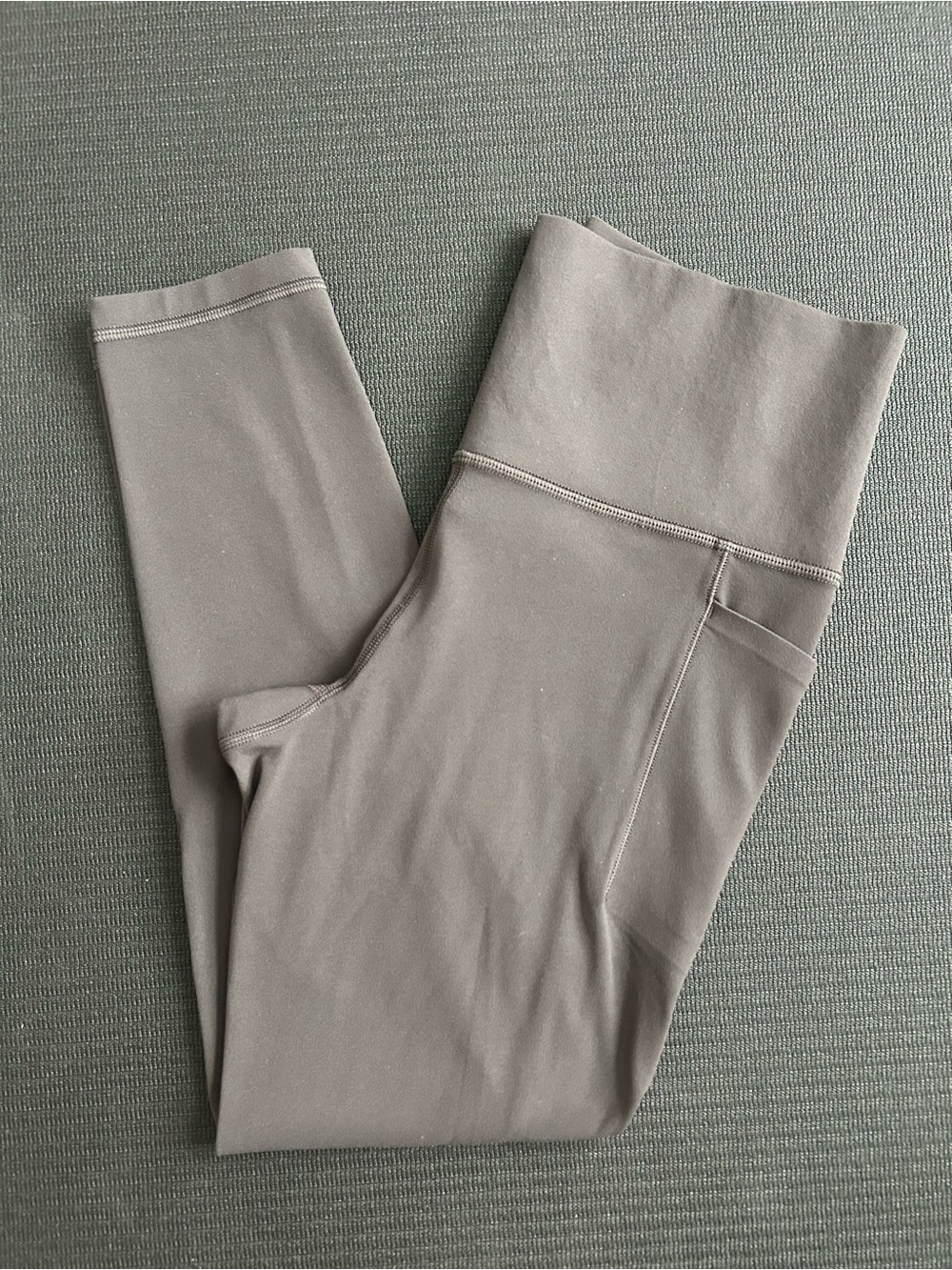 Athleta Salutation Stash 7/8 Tight size small